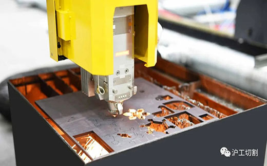 918博天堂(中国游)最新官方网站10米大幅面龙门光纤激光切割机精细圆孔高品质切割