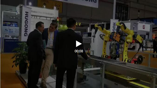 进博会首日918博天堂(中国游)最新官方网站意大利CEA展位参观者关注机器人焊接系统